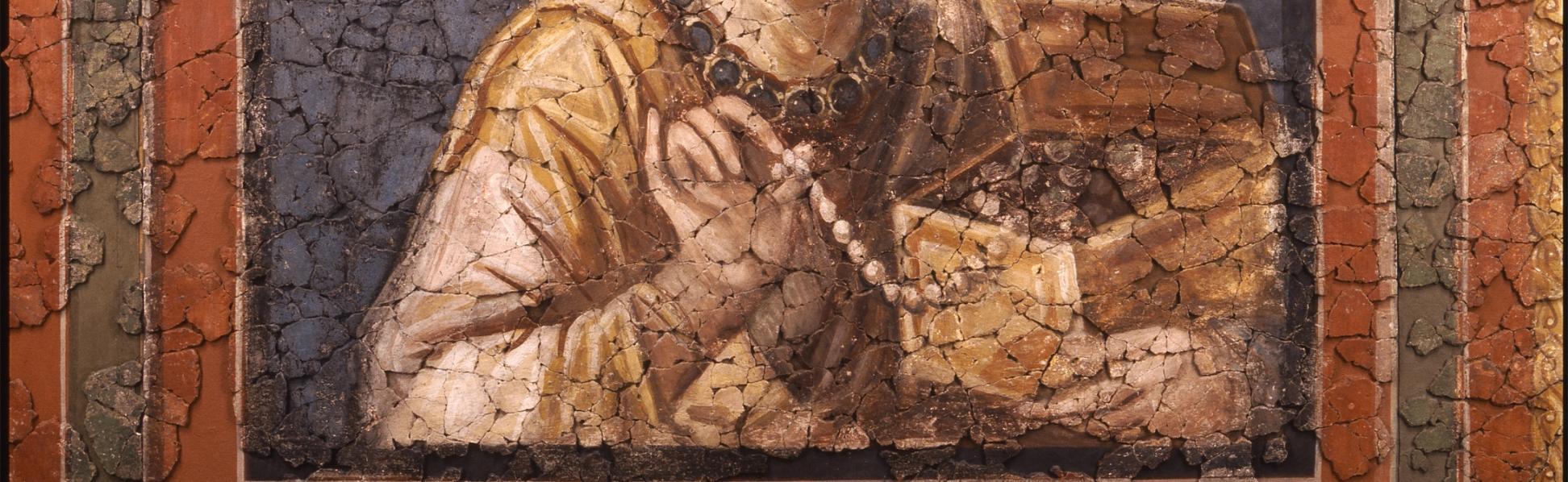 Man sieht ein Gemälde in Brauntönen mit einer Frau, die eine offene Schatulle im Arm hält und in der Hand eine Perlenkette.