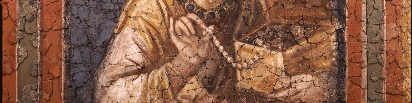 Man sieht ein Gemälde in Brauntönen mit einer Frau, die eine offene Schatulle im Arm hält und in der Hand eine Perlenkette.