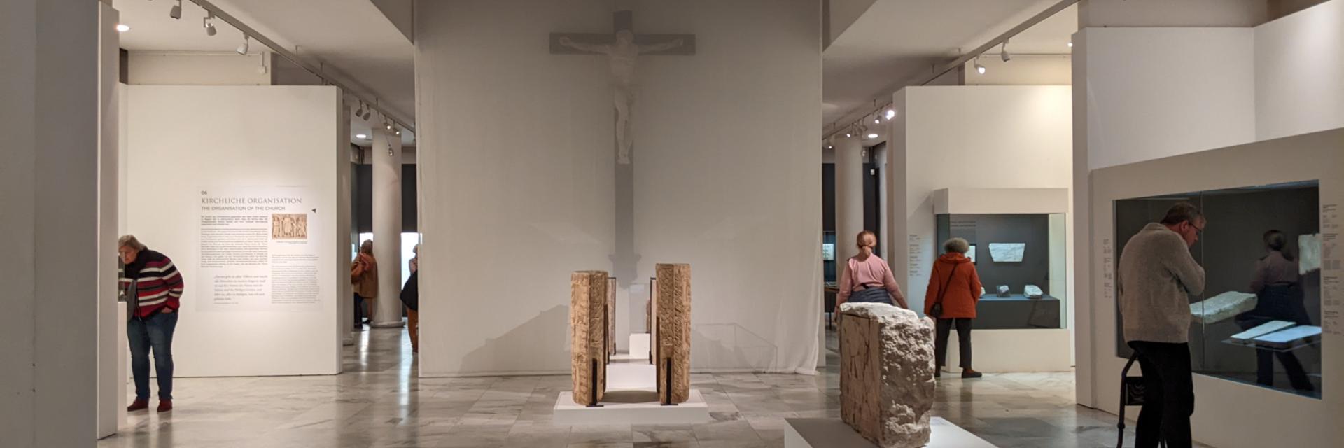 Blick in die Ausstellung 'Im Zeichen des Kreuzes - Eine Welt ordnet sich neu'