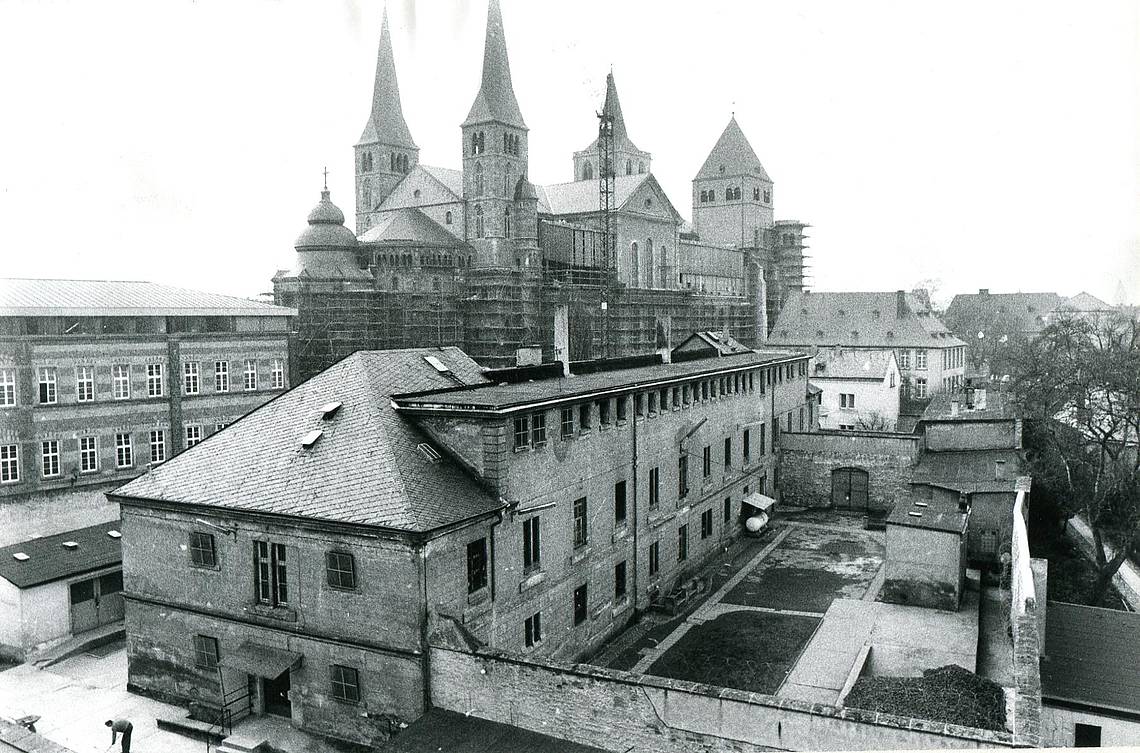 Gefängnisbau in den sechziger Jahren mit Dom im Hintergrund