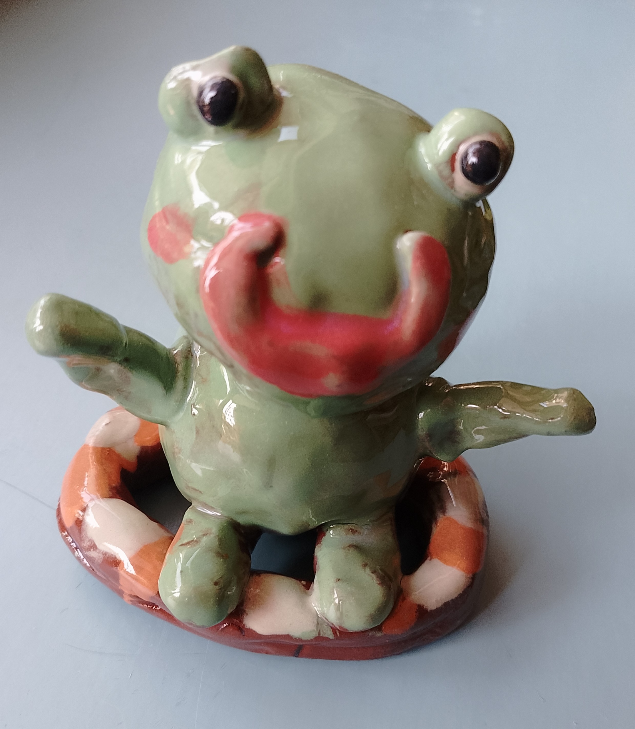 Ein von einem Kind getöpfertes Werk, was aussieht wie ein lächelnder Frosch.