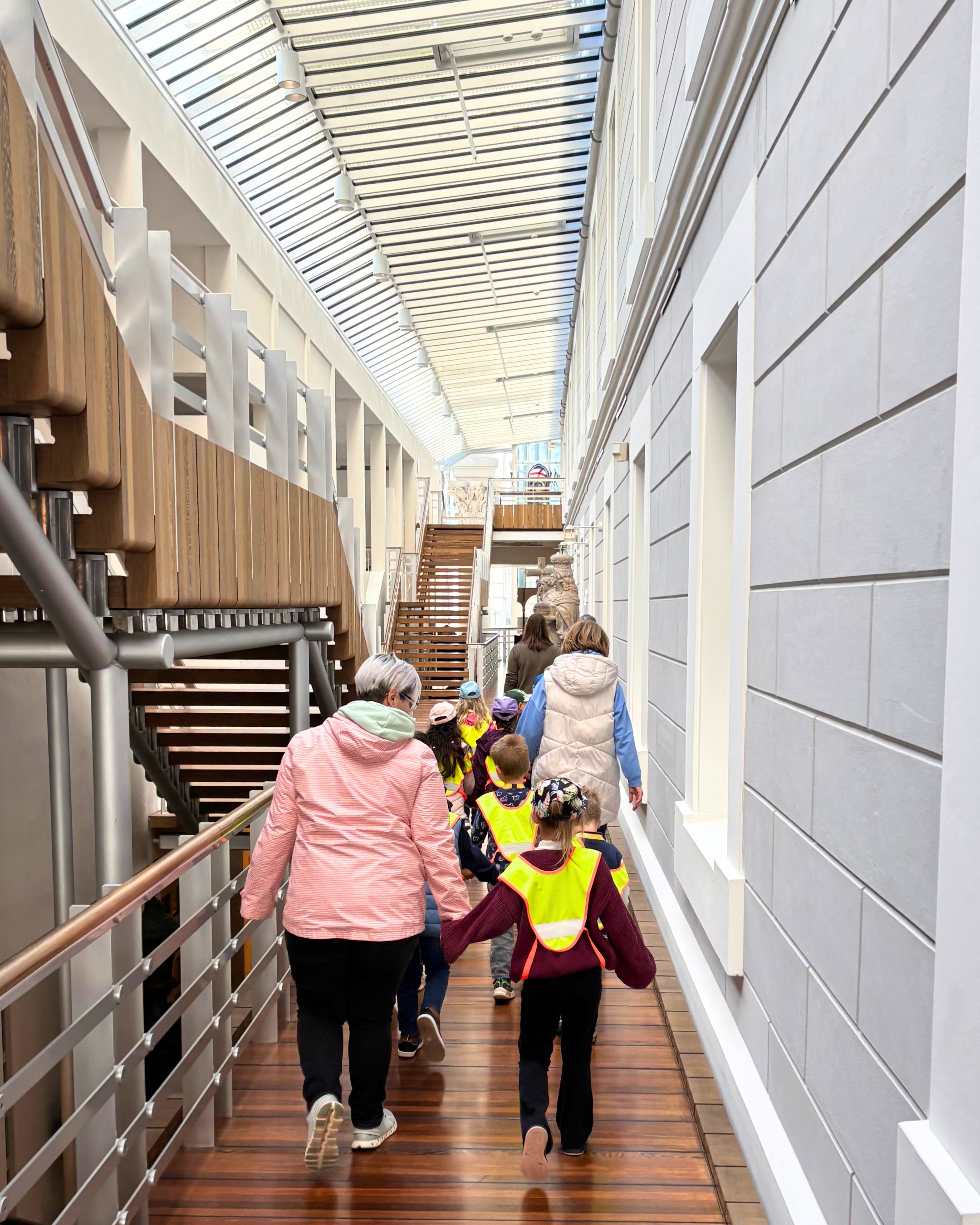 Innenraum vom Museum am Dom mit vielen verschiedenen Kunstwerken.