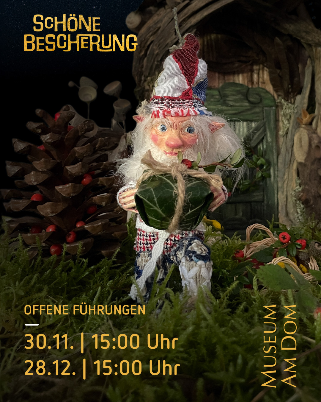 Plakat für die Sonderausstellung 'Schöne Bescherung – Weihnachtswichtel im Museum' welche vom 21. November 2025 bis zum 11. Januar 2026 im Museum am Dom Trier zu sehen sein wird. Das Ausstellungsplakat zeit einen Weihnachtswichtel, der neben einem Tannenzapfen steht.