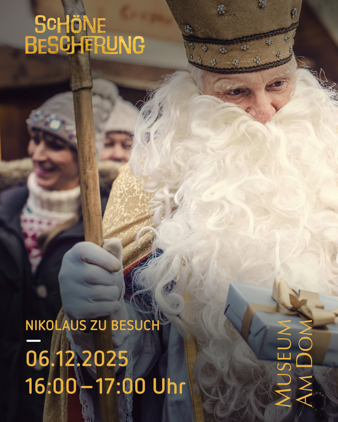 Das Plakat zeigt einen Nikolaus und beschreibt, dass zur Weihnachtsausstellung 'Schöne Bescherung', am 06.12.2025 der Nikolaus von 16 bis 17 Uhr zu Besuch ins Museum am Dom kommt.