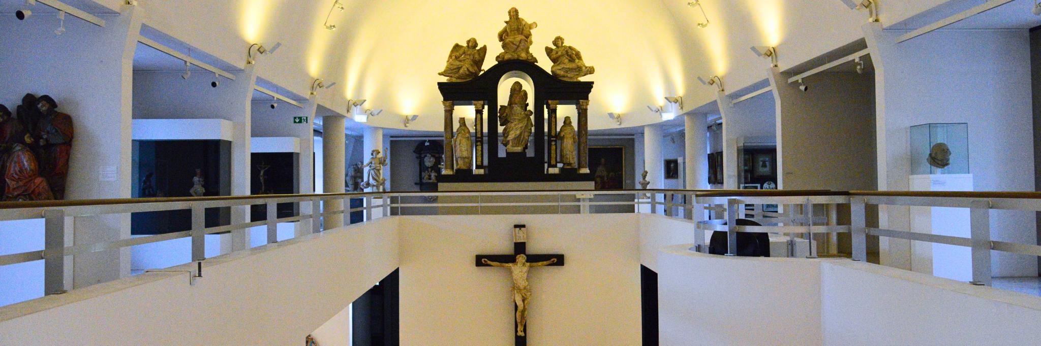 Museum am Dom Trier Innenraum mit Kreuz und Kunstwerken