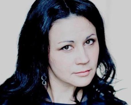 Frau mit schwarzen Haaren.