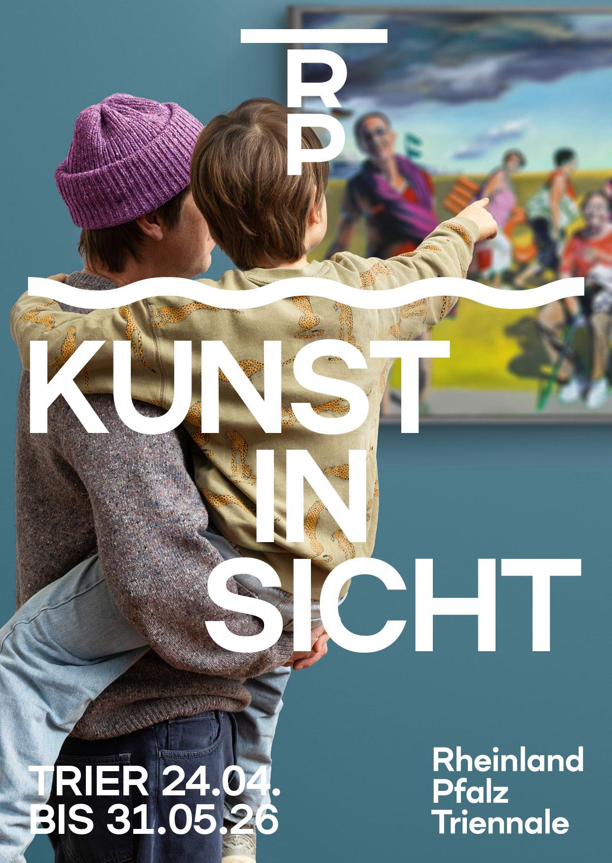 Ein Erwachsener hält ein Kind auf dem Arm; das Kind zeigt auf ein Gemälde mit mehreren Figuren in einer Landschaft. Motiv zur Rheinland‑Pfalz‑Triennale „Kunst in Sicht“ in Trier.