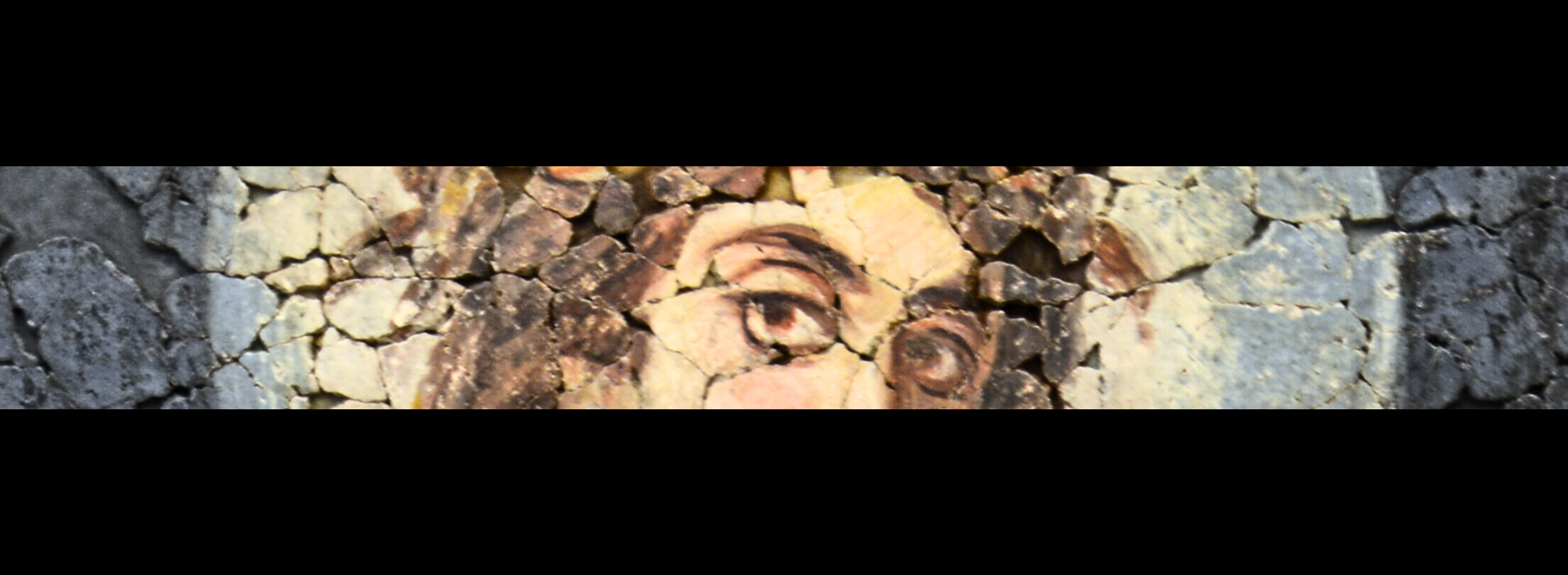 Detail der konstantinischen Deckenmalerei, zeigt die Augen einer Frau sowie Teile ihres Gesichts, Haare und einen Heiligenschein.