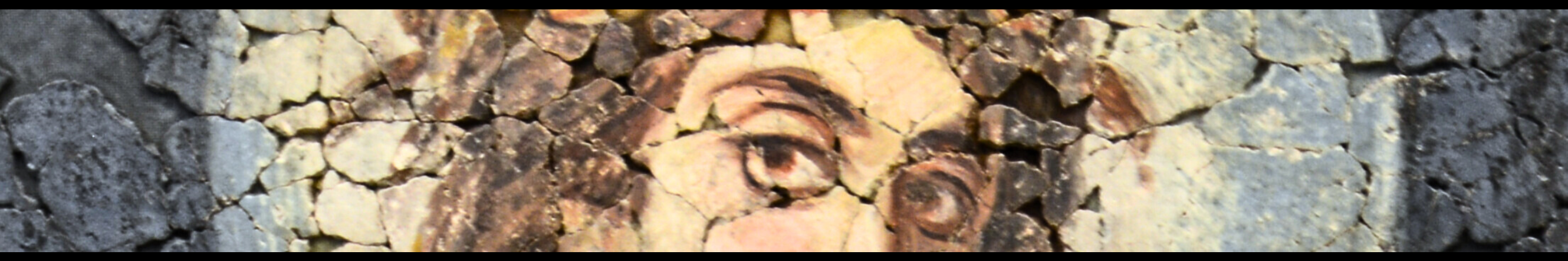 Detail der konstantinischen Deckenmalerei, zeigt die Augen einer Frau sowie Teile ihres Gesichts, Haare und einen Heiligenschein.