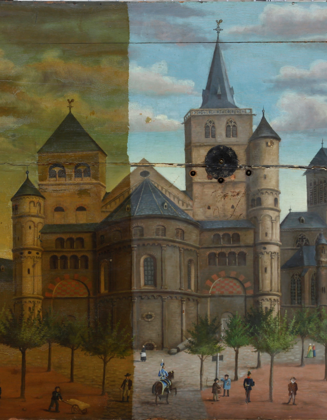 Gemälde einer Kirche, dessen linke Bildhälfte deutlich dunkler und gealtert wirkt, während die rechte Hälfte bereits restauriert wurde und in helleren, klareren Farben erscheint.