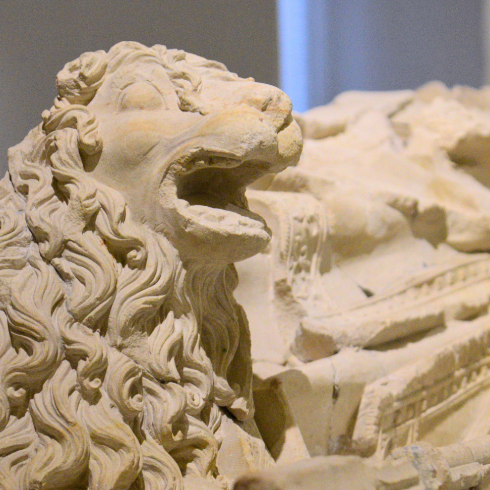 Verzierung von steinernem Sarg