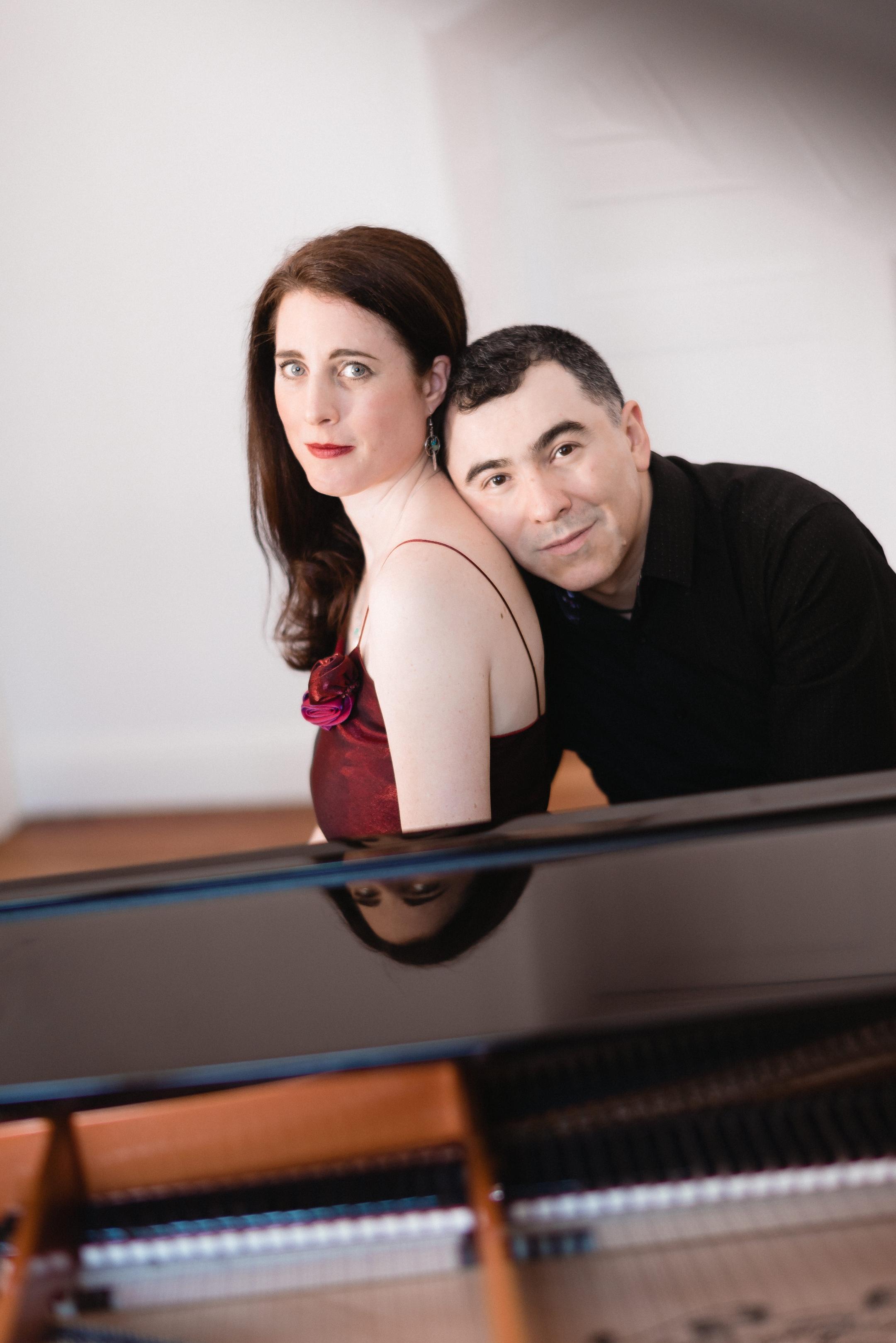 Frau und Mann vom Klavierdou Gerwig-Gonzales sitzen am Klavier