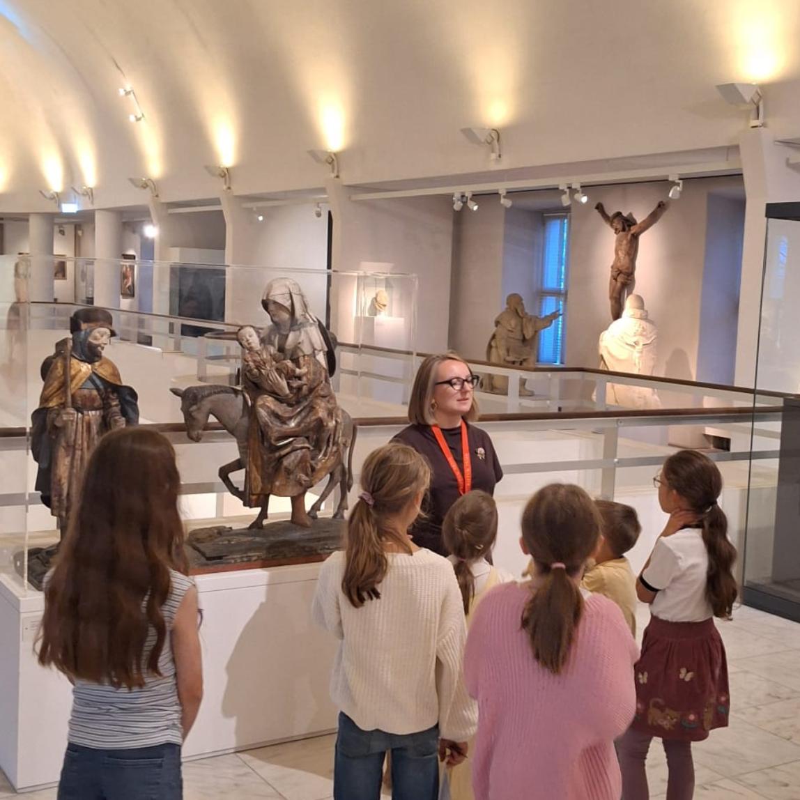 Kinder im Museum
