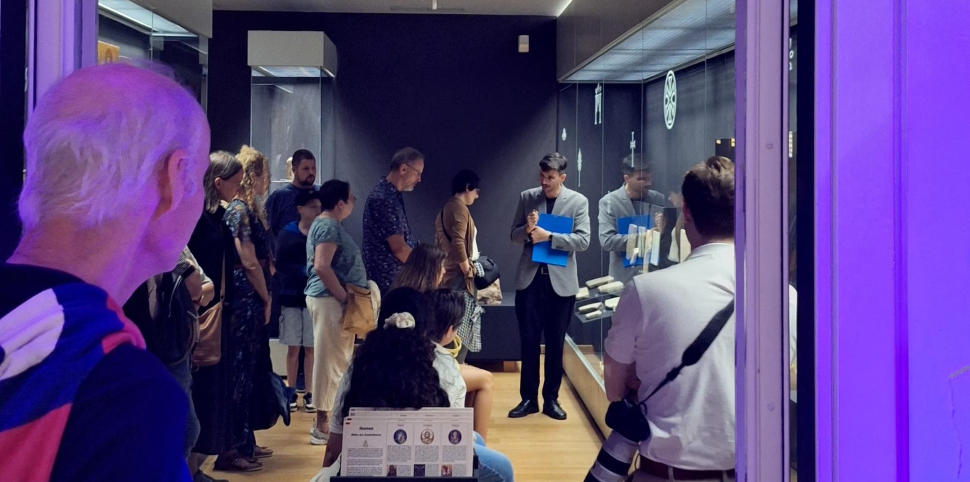 Mehrere Personen bei einer Führung im Schaudepot im Museum am Dom