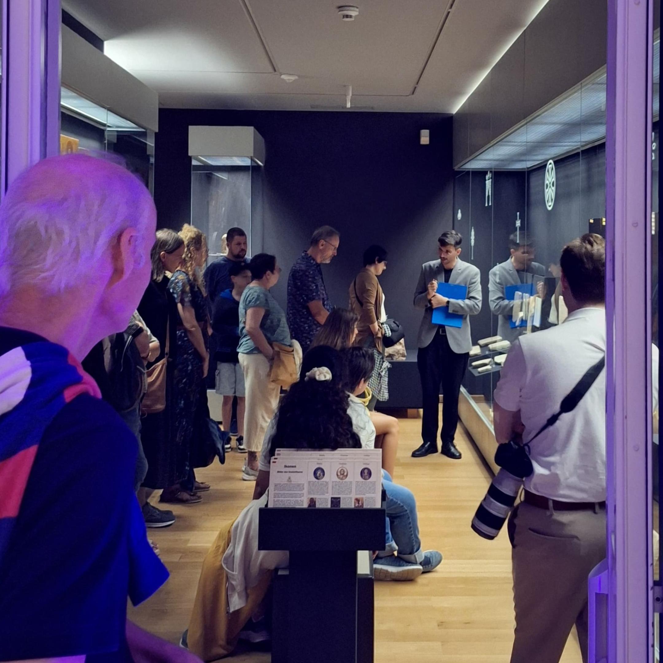 Mehrere Personen bei einer Führung im Schaudepot im Museum am Dom