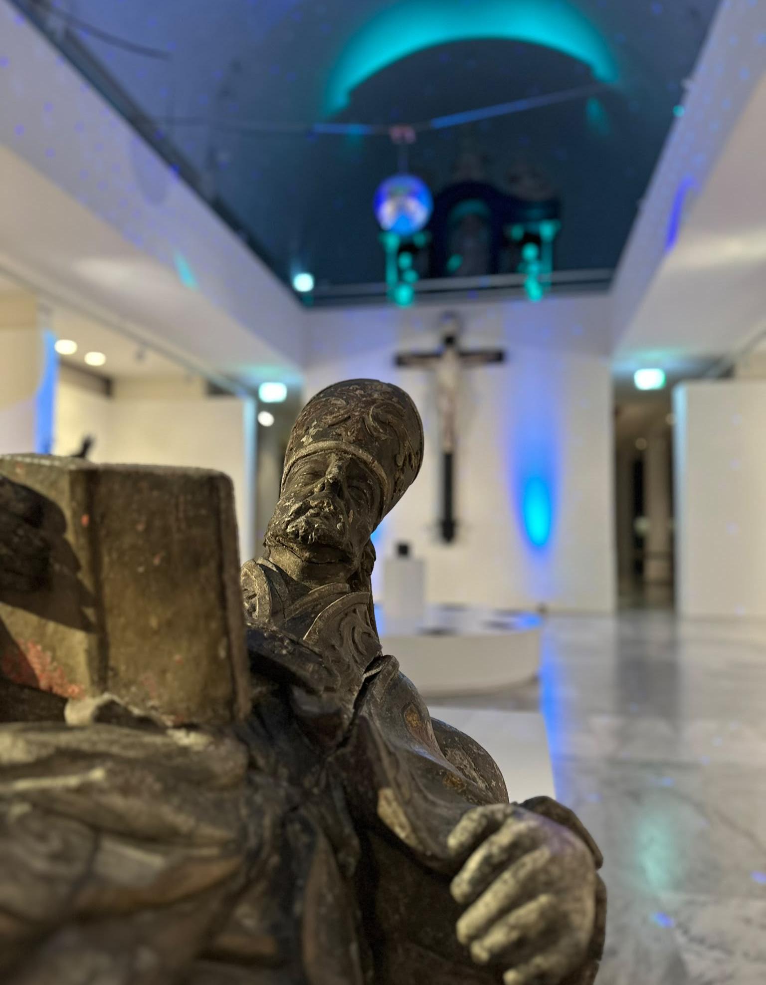 Langer Donnerstag (c) Museum am Dom Trier Skulptur und Beleuchtung im Innenraum des Museums am Dom Trier am langen Donnerstag