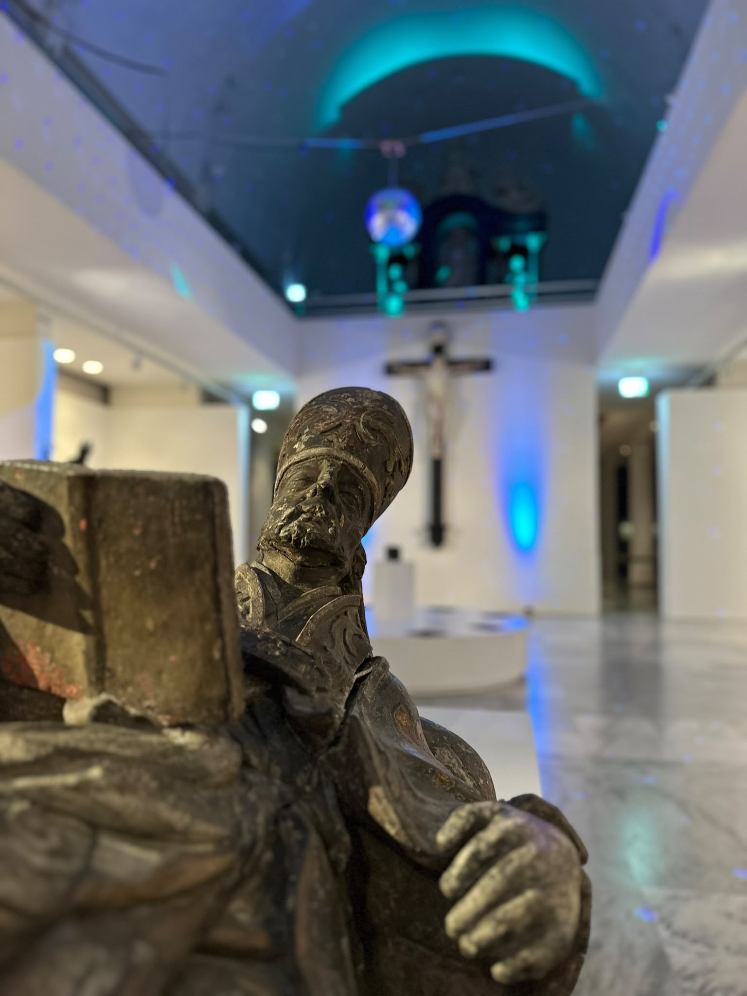Langer Donnerstag (c) Museum am Dom Trier Skulptur und Beleuchtung im Innenraum des Museums am Dom Trier am langen Donnerstag