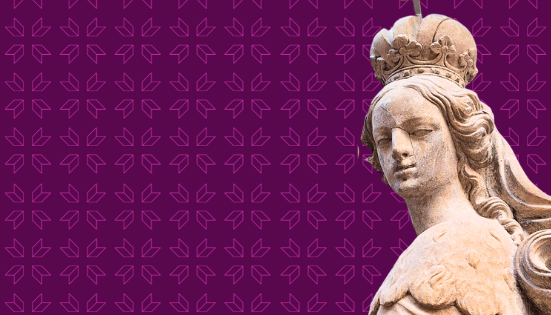 Das Logo des Museums am Dom in Kreuzform ist der Hintergrund von der Statue der Heiligen Helena.