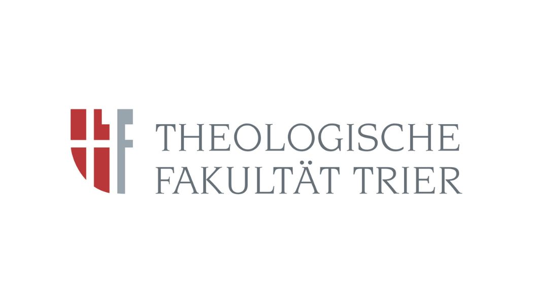 Logo der Theologischen Fakultät Trier mit einem abstrakten Kreuzsymbol in Rot und Grau auf der linken Seite und dem Schriftzug ‚THEOLOGISCHE FAKULTÄT TRIER‘ in großen grauen Buchstaben
