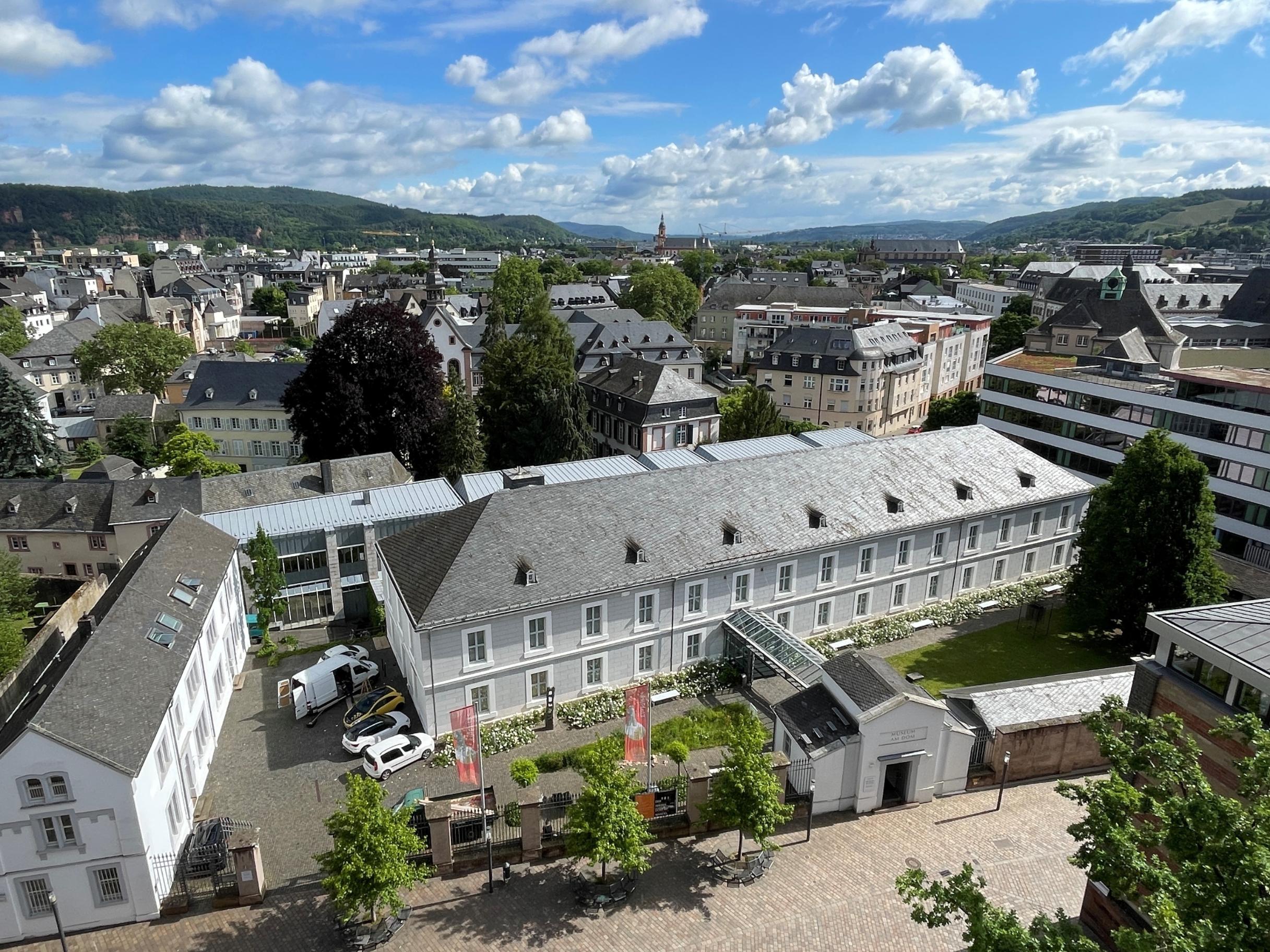 Das Museum am Dom Trier von oben im Sommer.
