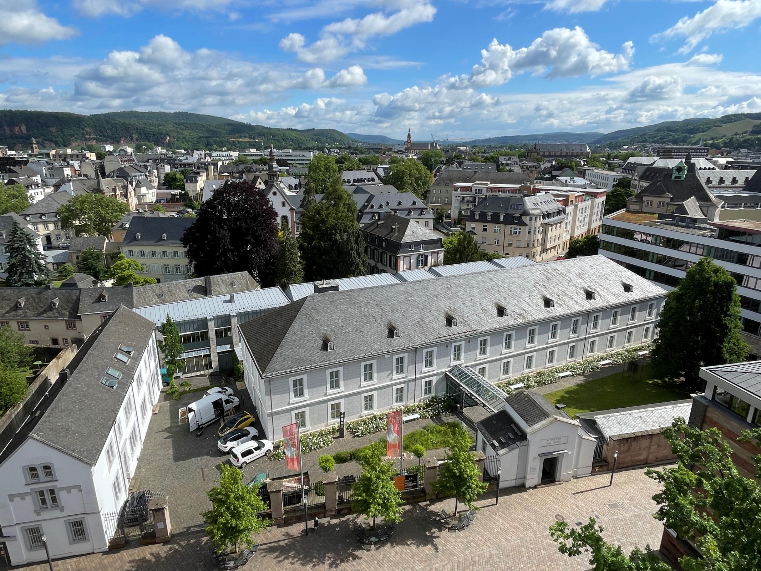 Das Museum am Dom Trier von oben im Sommer.