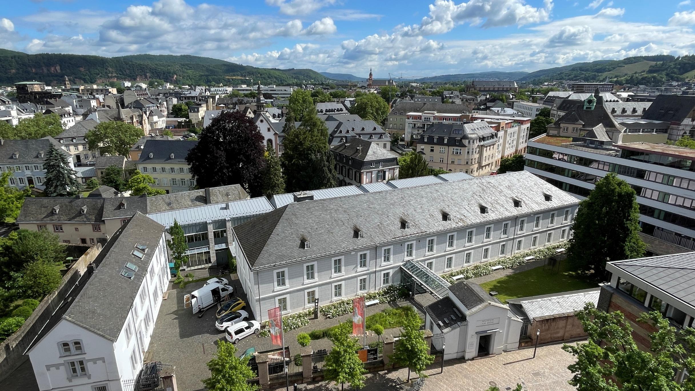 Das Museum am Dom Trier von oben im Sommer.
