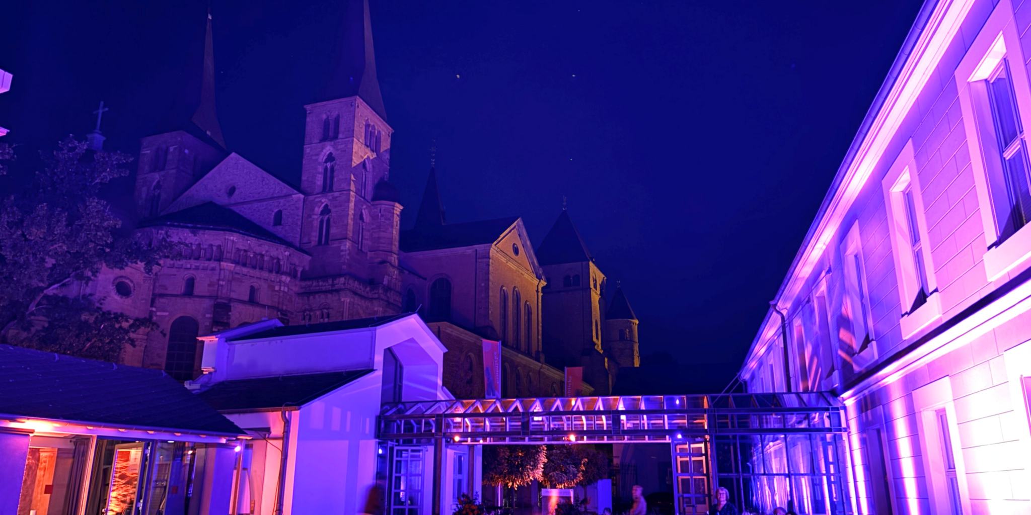 Garten des Museums am Dom Trier beleuchtet in der Museumsnacht.