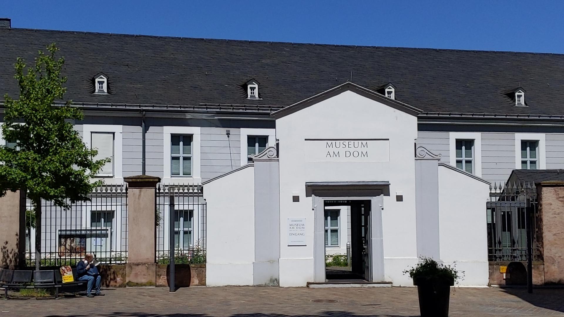 Außenfassade des Eingangsbereiches vom Museum am Dom Trier