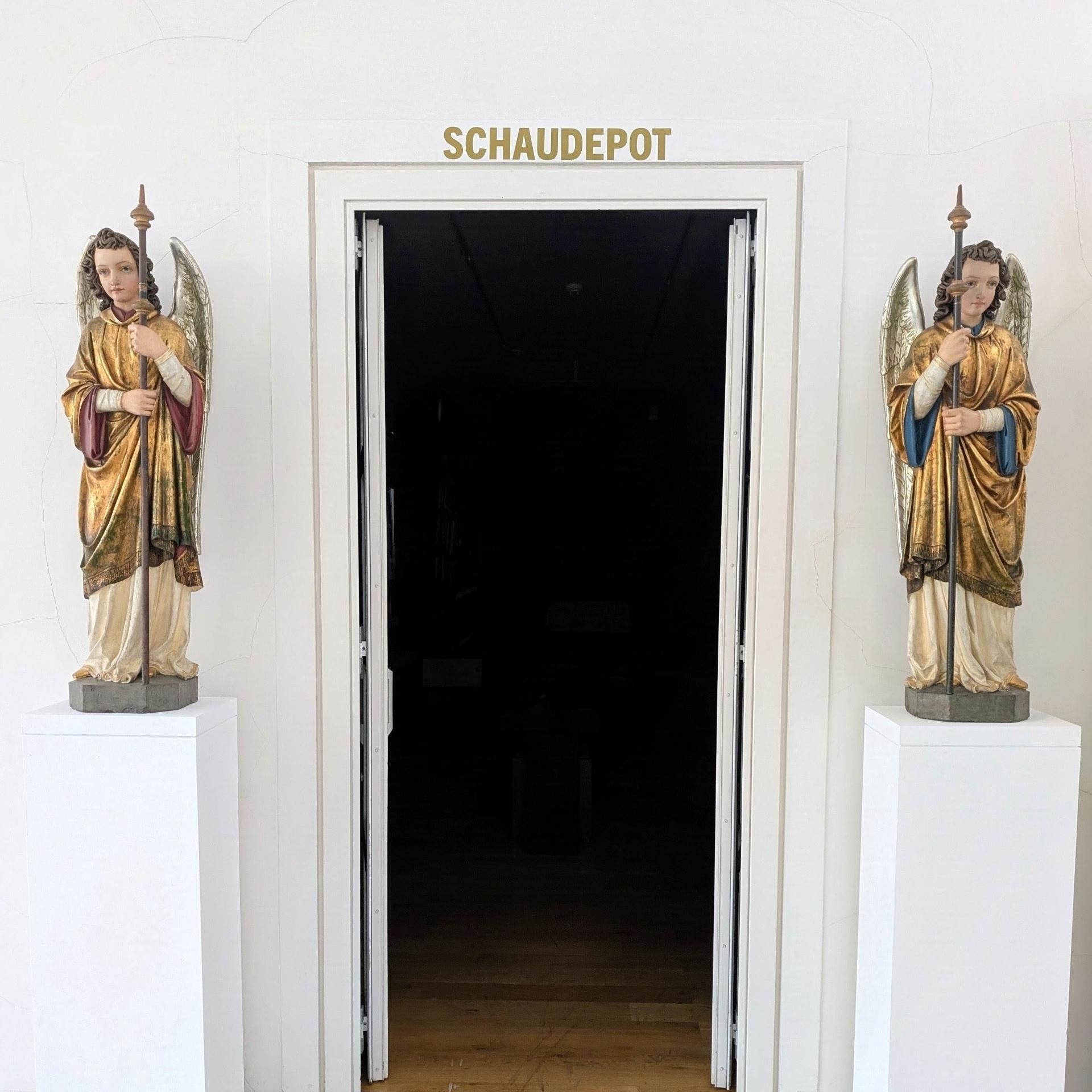 Zwei Engel Statuen vor dem Schaudepot im Museum am Dom Trier