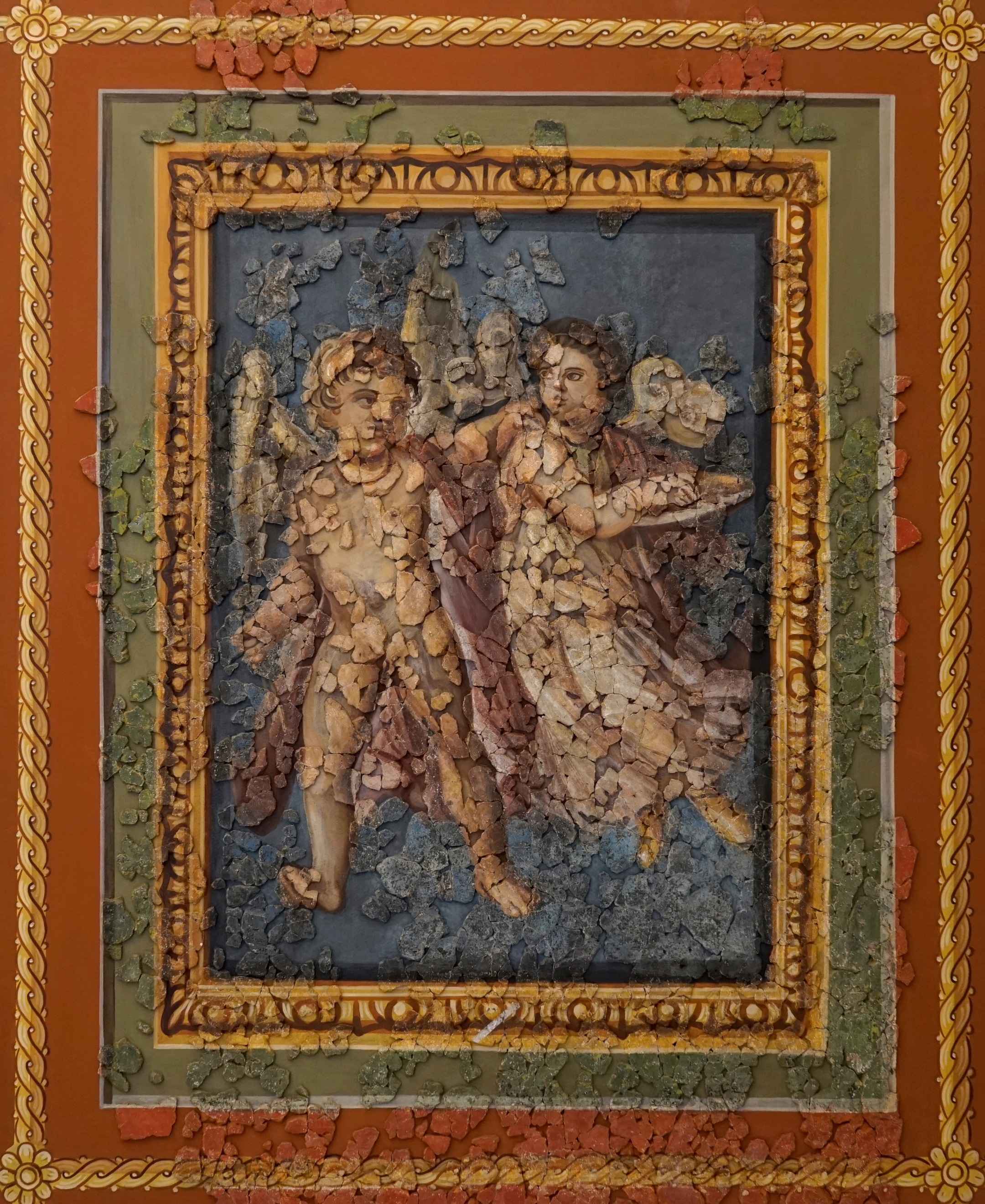 Der geflügelte Liebesgott Eros nimmt seine Geliebte Psyche (mit Schmetterlingsflügeln dargestellt) in den Arm.