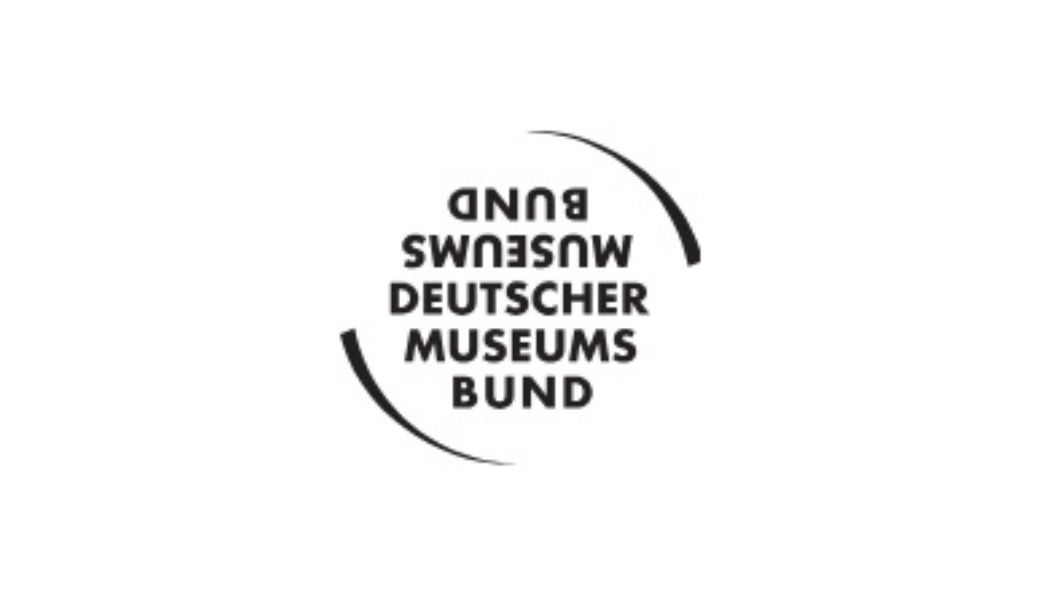 Schwarz-weißes Logo des Deutschen Museumsbundes mit dem kreisförmig gesetzten Schriftzug ‚Deutscher Museumsbund‘ und zwei geschwungenen Linien als grafischem Rahmen