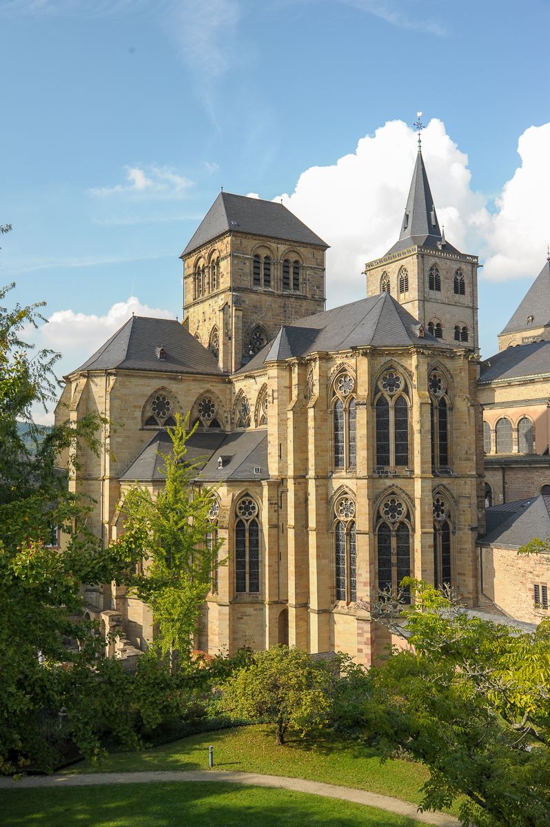 Bild von der Liebfrauenkirche Trier umgeben von grünen Bäumen