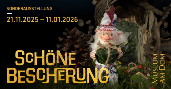 Plakat für die Sonderausstellung 'Schöne Bescherung – Weihnachtswichtel im Museum' welche vom 21. November 2025 bis zum 11. Januar 2026 im Museum am Dom Trier zu sehen sein wird. Das Ausstellungsplakat zeit einen Weihnachtswichtel, der neben einem Tannenzapfen steht.