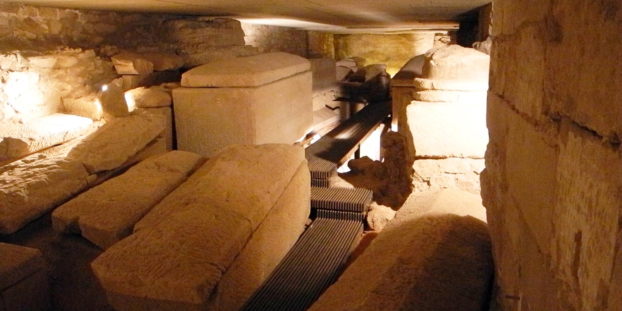 Grabungsbereich unter St. Maximin Steinsarkophage im Grabungsbereich von St. Maximin